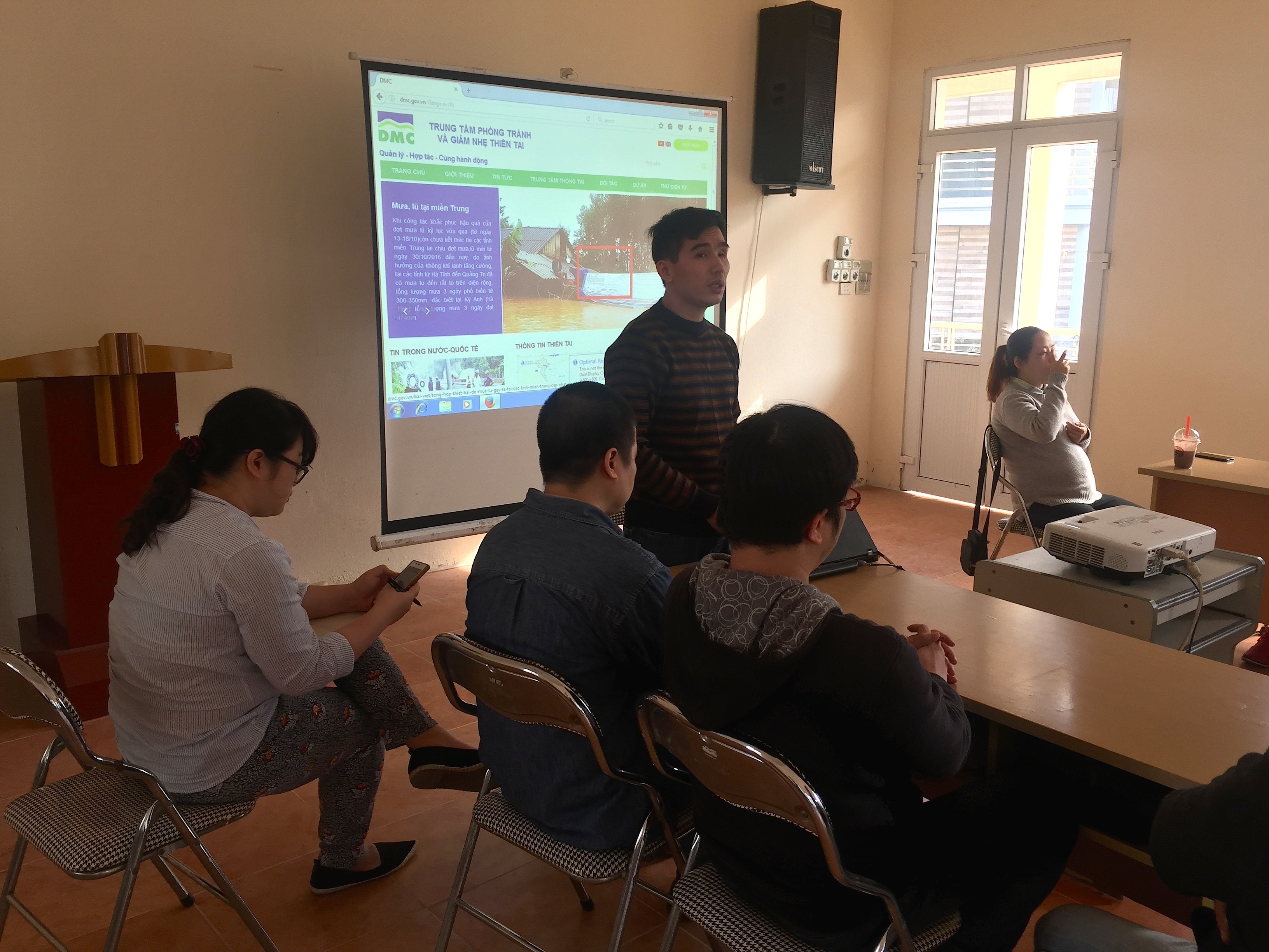 Ảnh anh Dũng đang giới thiệu mục tiêu của buổi khảo sát